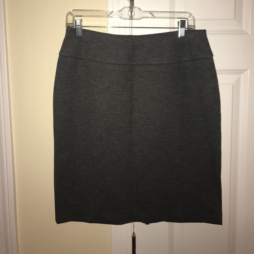 Adorable above knee grey skirt