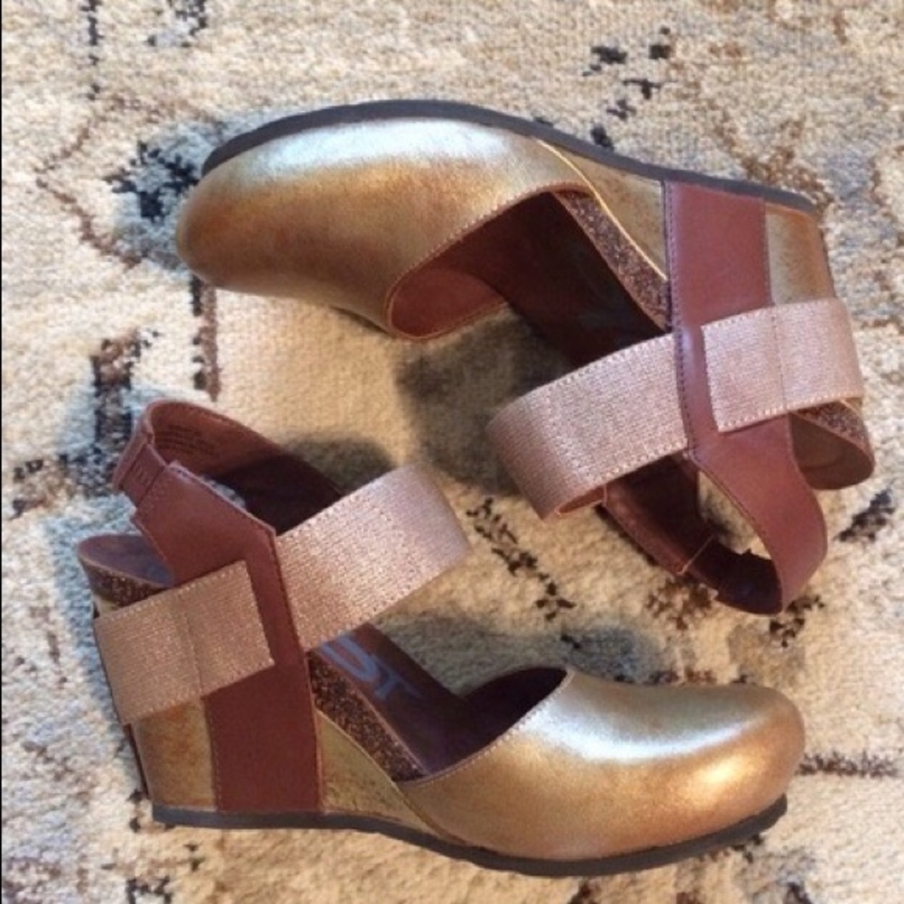 OTBT Rexburg Wedge. Gold/Tan. 7.5. NIB