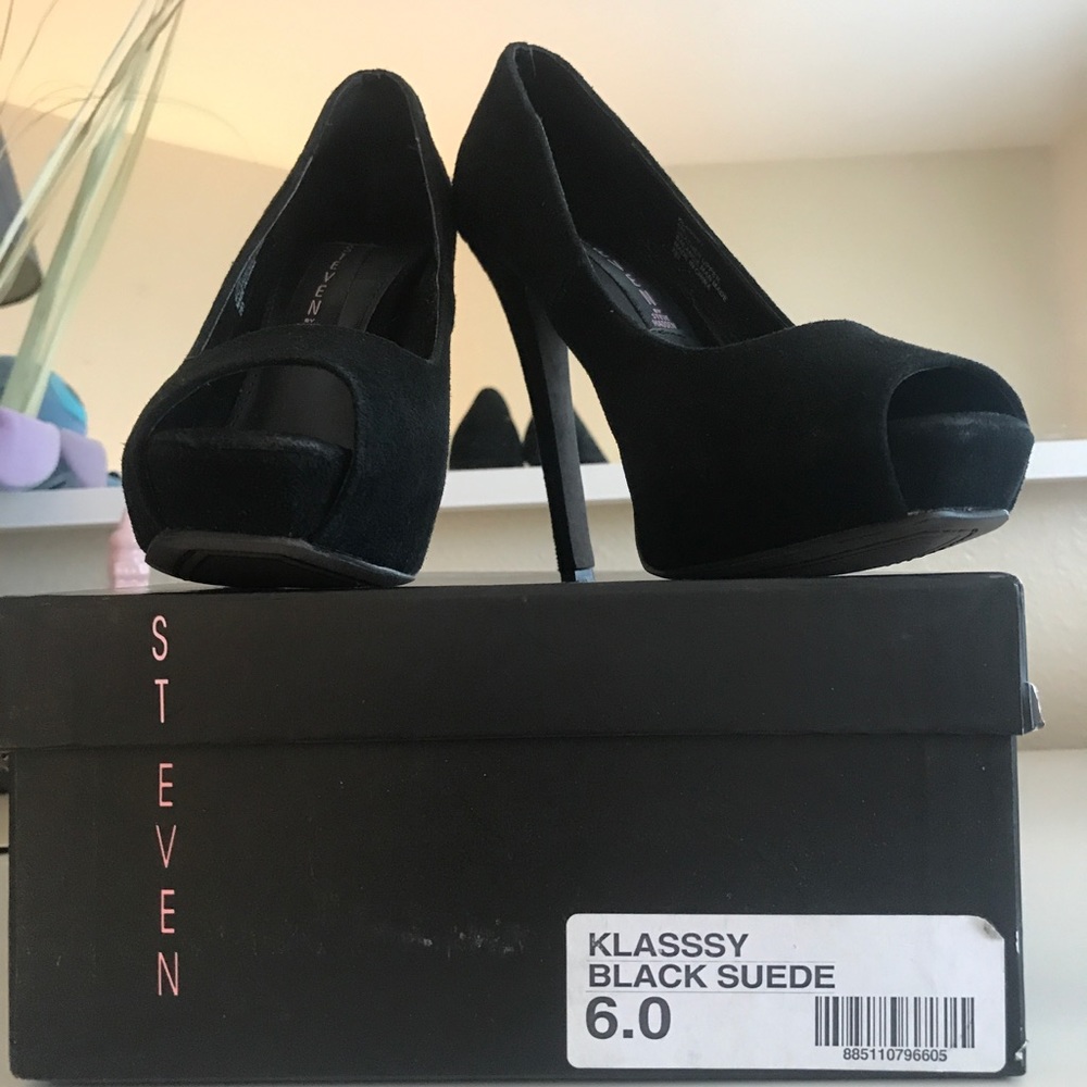 STEVE MADDEN: Black suede pumps