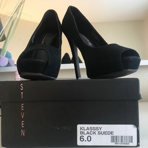 STEVE MADDEN: Black suede pumps
