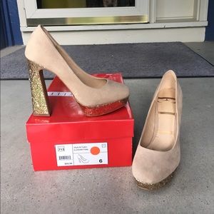 Elle nude and gold glitter pumps