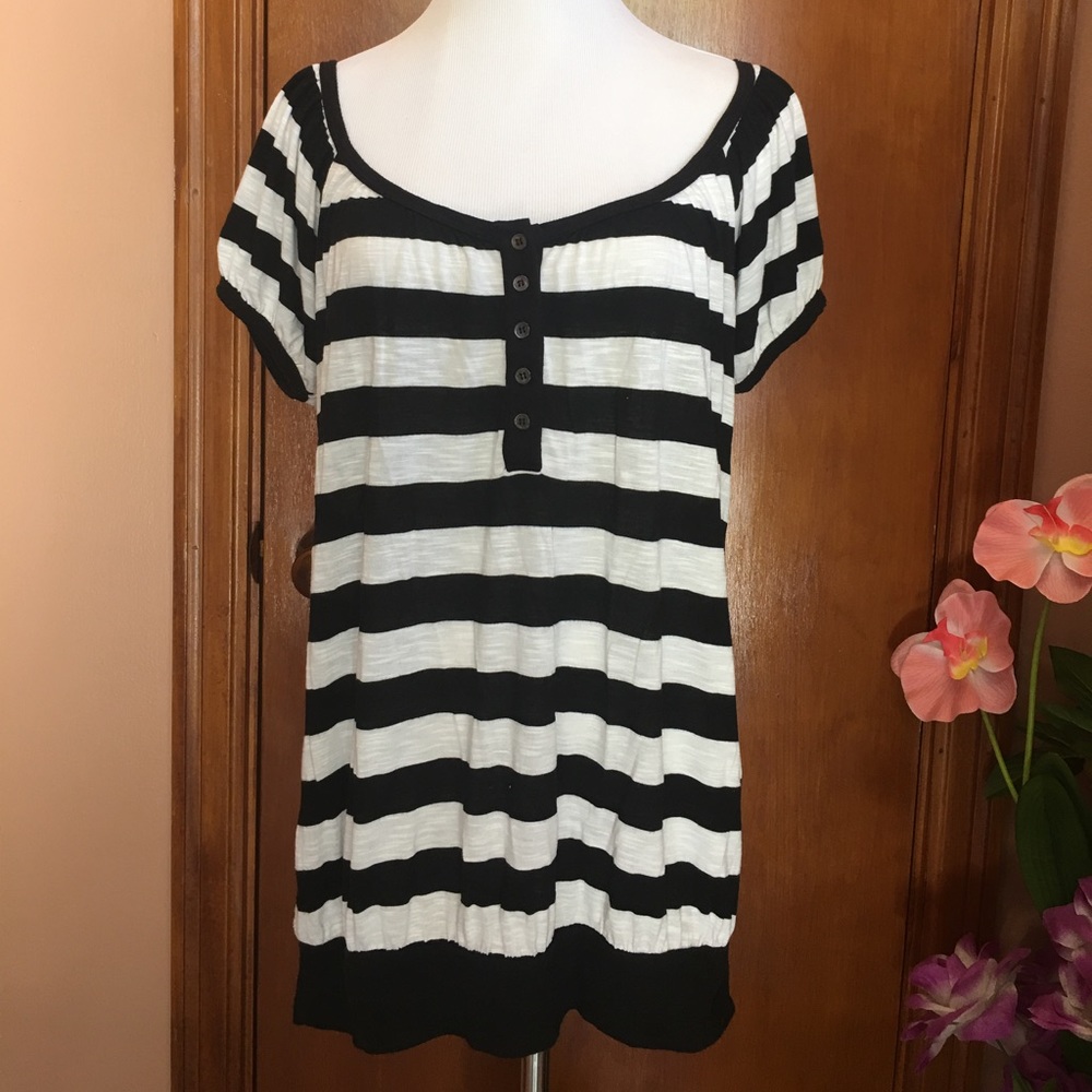 Forever 21: Comfy black & white slouchy tunic top