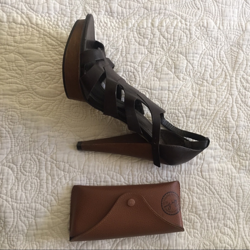 Sandals - Picture 4 of 4