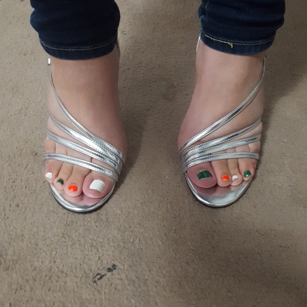 👋🏻 Silver Heels - Picture 2 of 4