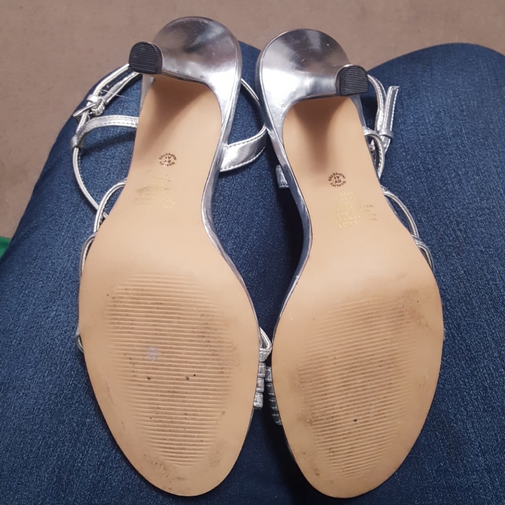 👋🏻 Silver Heels - Picture 3 of 4