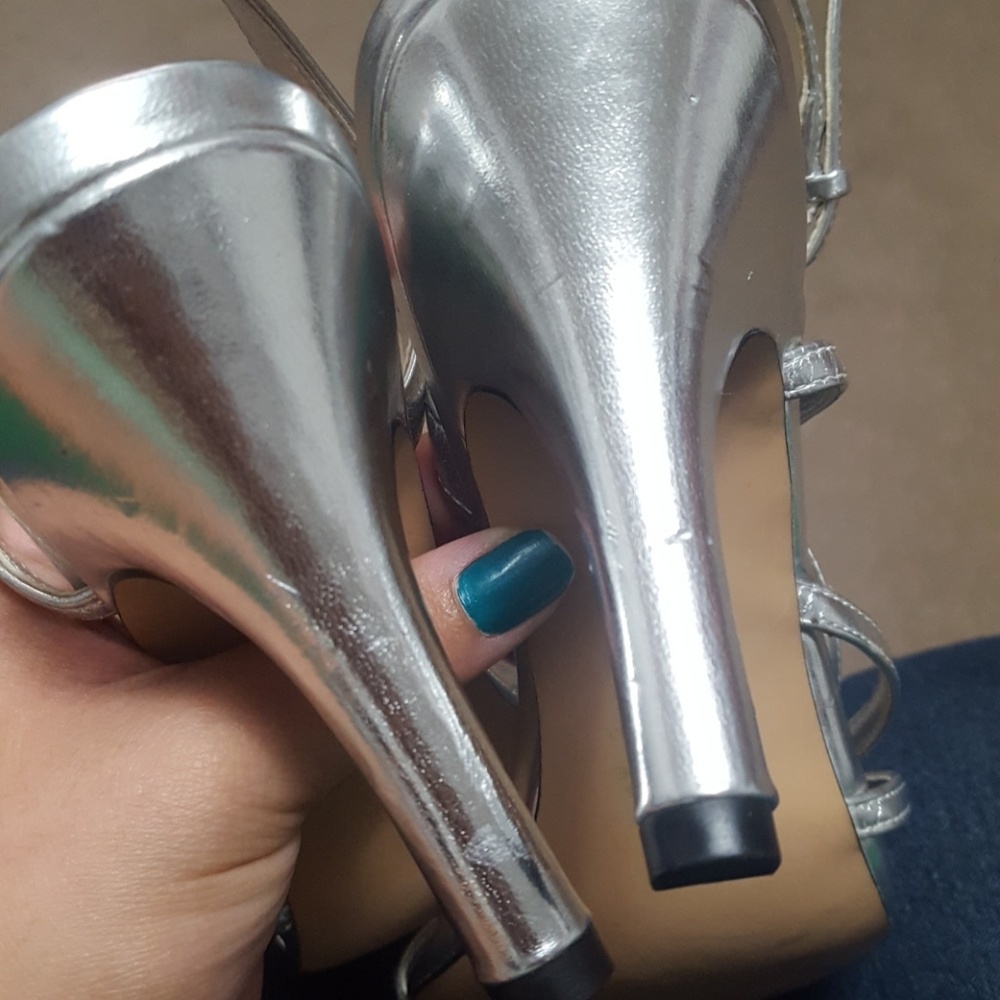 👋🏻 Silver Heels - Picture 4 of 4