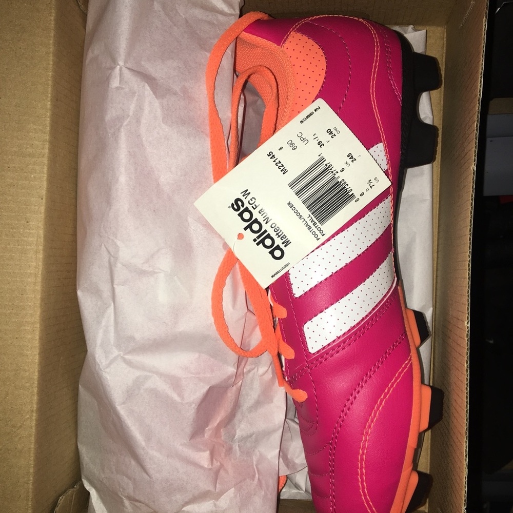 BRAND NEW NEVER WORN WOMEN SOCCER CLEATS