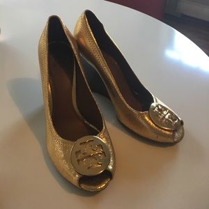 Tory Burch Julianne Peep toe metallic wedge