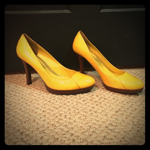 yellow snakeskin pumps