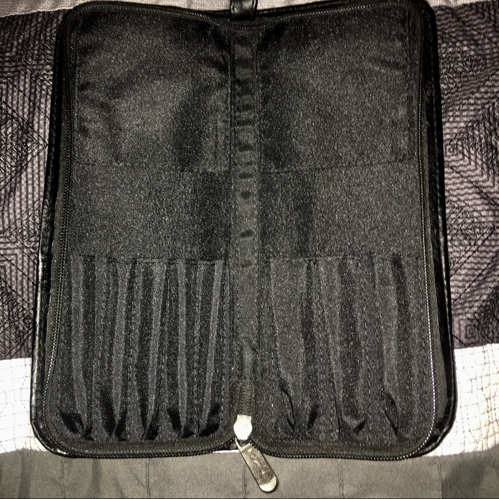 MAC // BRUSH BAG BRUSH ROLL