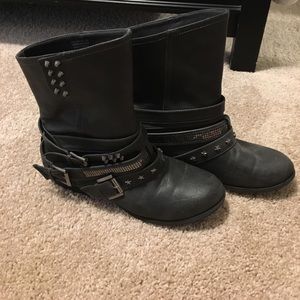 Not Rated Women's Size 10 grey boot.
