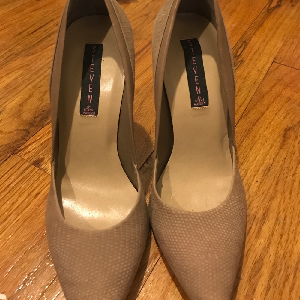 **CLOSET CLEANOUT** Beige Patterned high heels