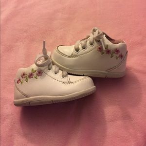 Stride Rite White Pink Flowers 3.5 Wide