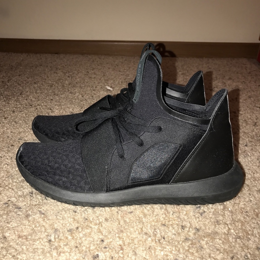 Adidas tubular all black