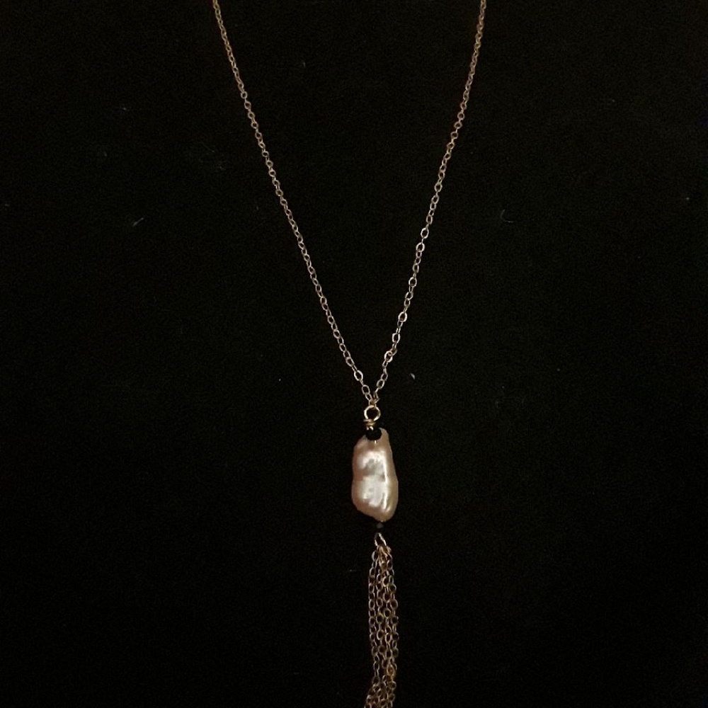 -NWT Dainty Pearl tassle Necklace