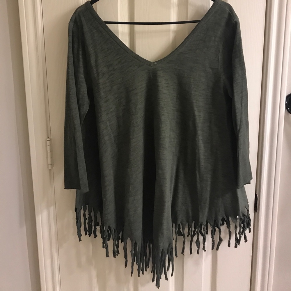 OLIVE THE FRINGE + NWT Olive fringe Umgee Top