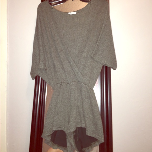 Deep V neck olive green romper 💕 - Picture 1 of 4