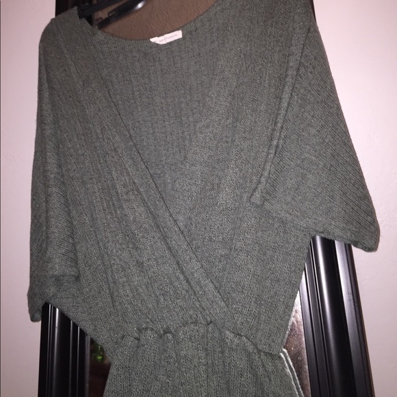 Deep V neck olive green romper 💕 - Picture 2 of 4