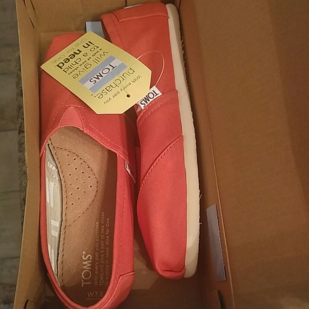NWT Never Worn Toms Coral