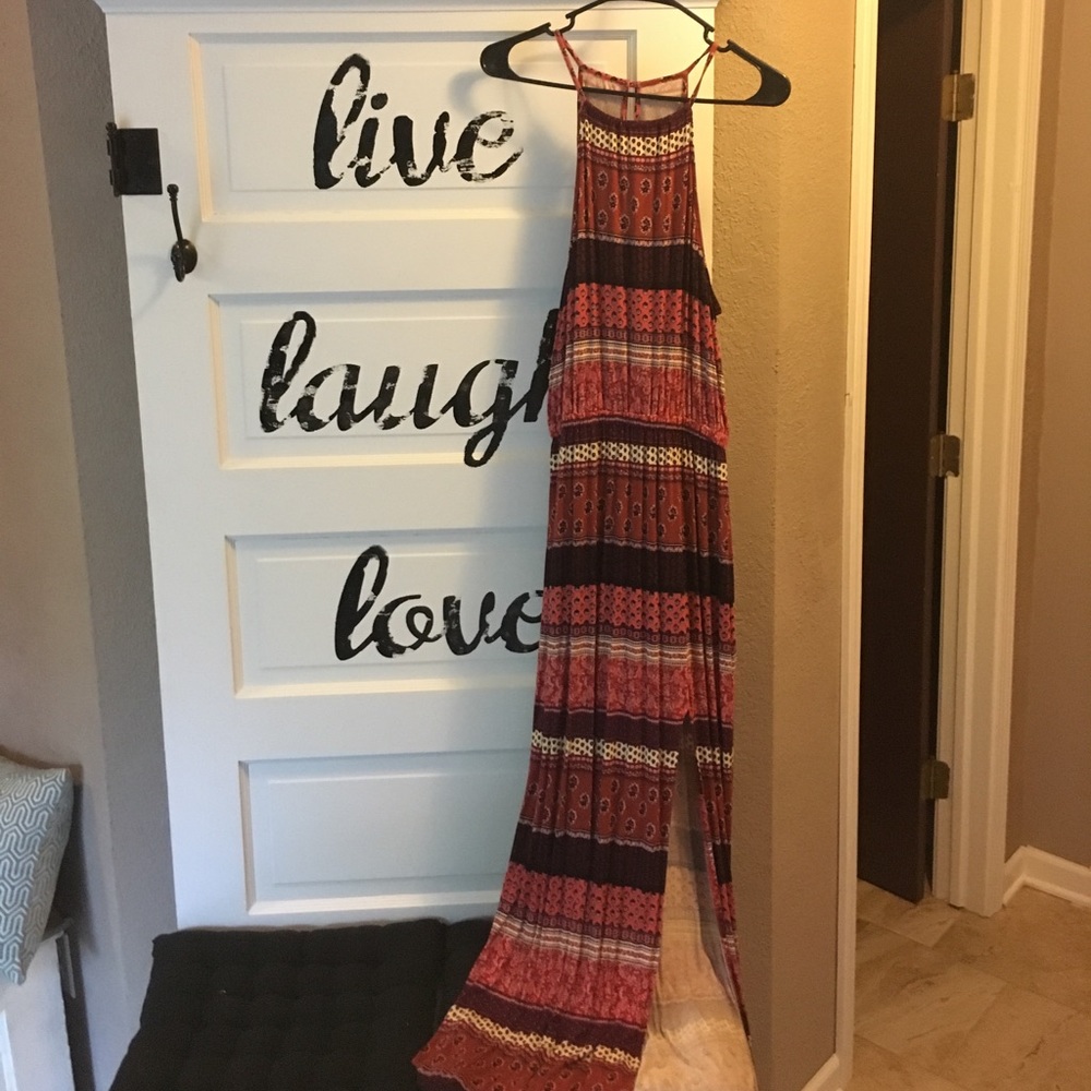 Long patterned sleeveless dress with leg slit