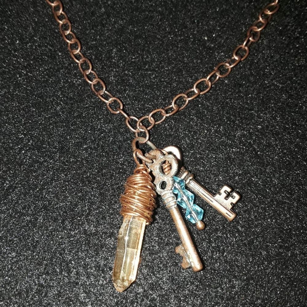 *Sale* Crystal and keys charm Necklace