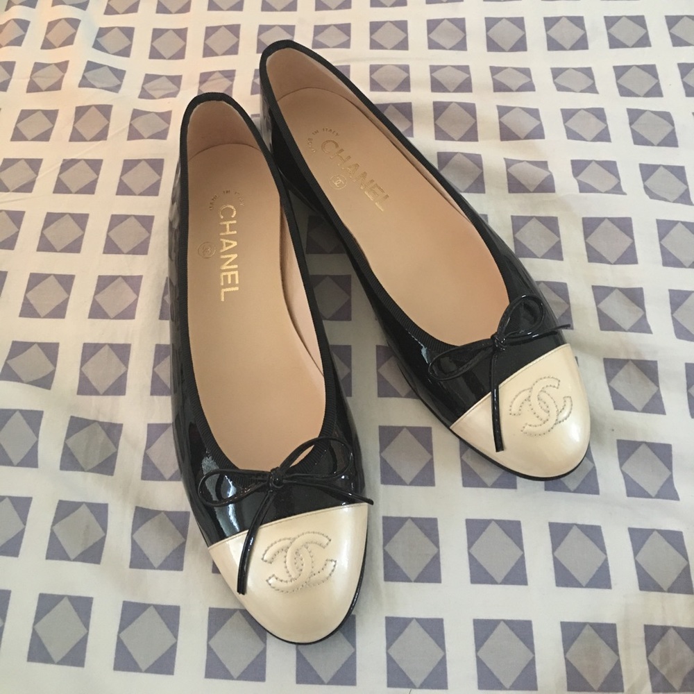 Black and white Chanel ballerina flats!
