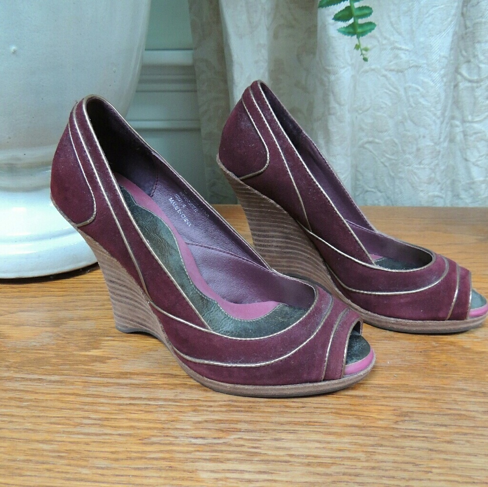 Very volatile maroon suede open toe wedge shoes