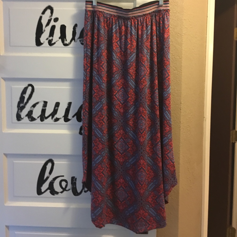 Pattern skirt in bright reds and blues