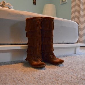 Minnetonka 5-layer Fringe Boots