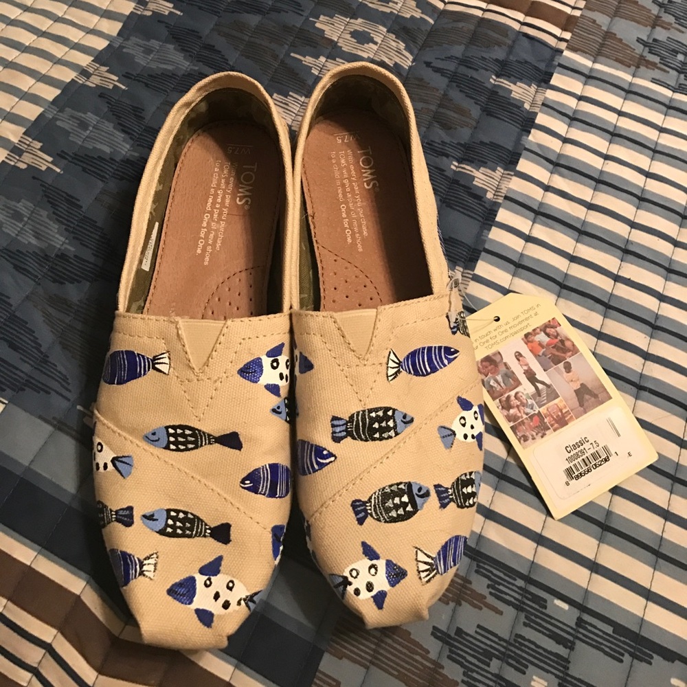 TOMS Handpainted fish NWT