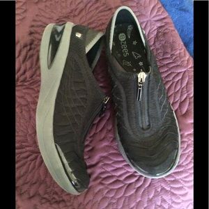Tennis shoes
