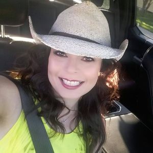 Meet your Posher, Gloria