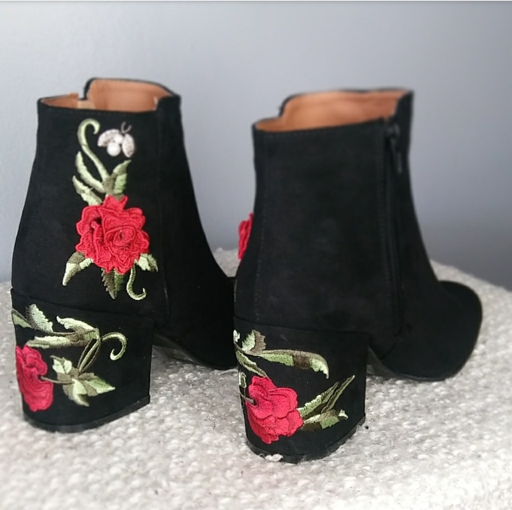 LAST PAIR!! //The Carly// Black flower booties - Picture 5 of 8