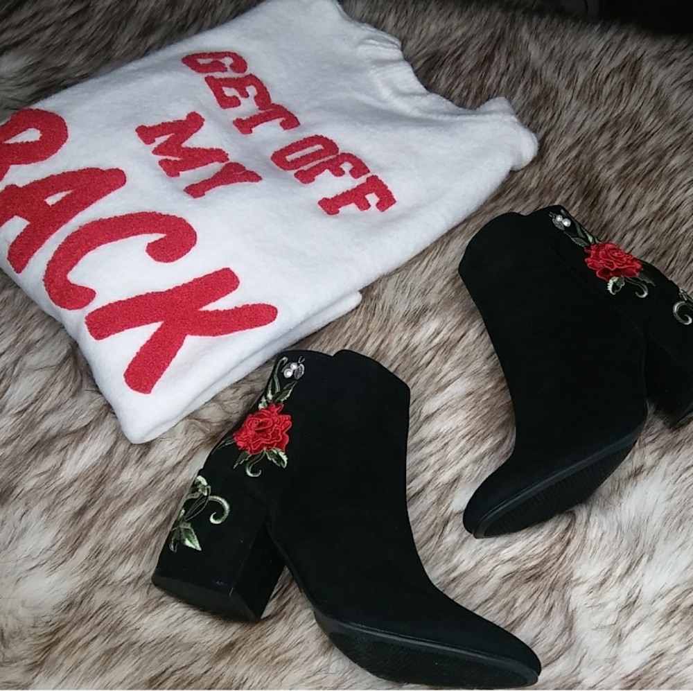 LAST PAIR!! //The Carly// Black flower booties - Picture 3 of 8