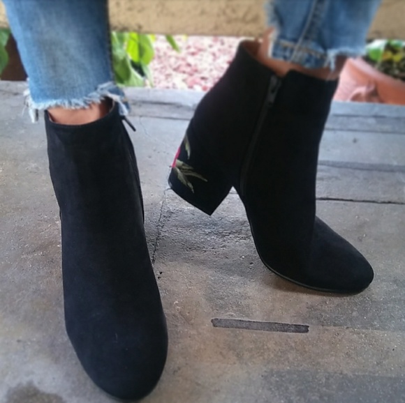 LAST PAIR!! //The Carly// Black flower booties - Picture 8 of 8