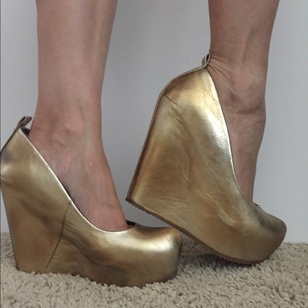 Gold ALDO platforms