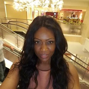 Meet your Posher, Lora