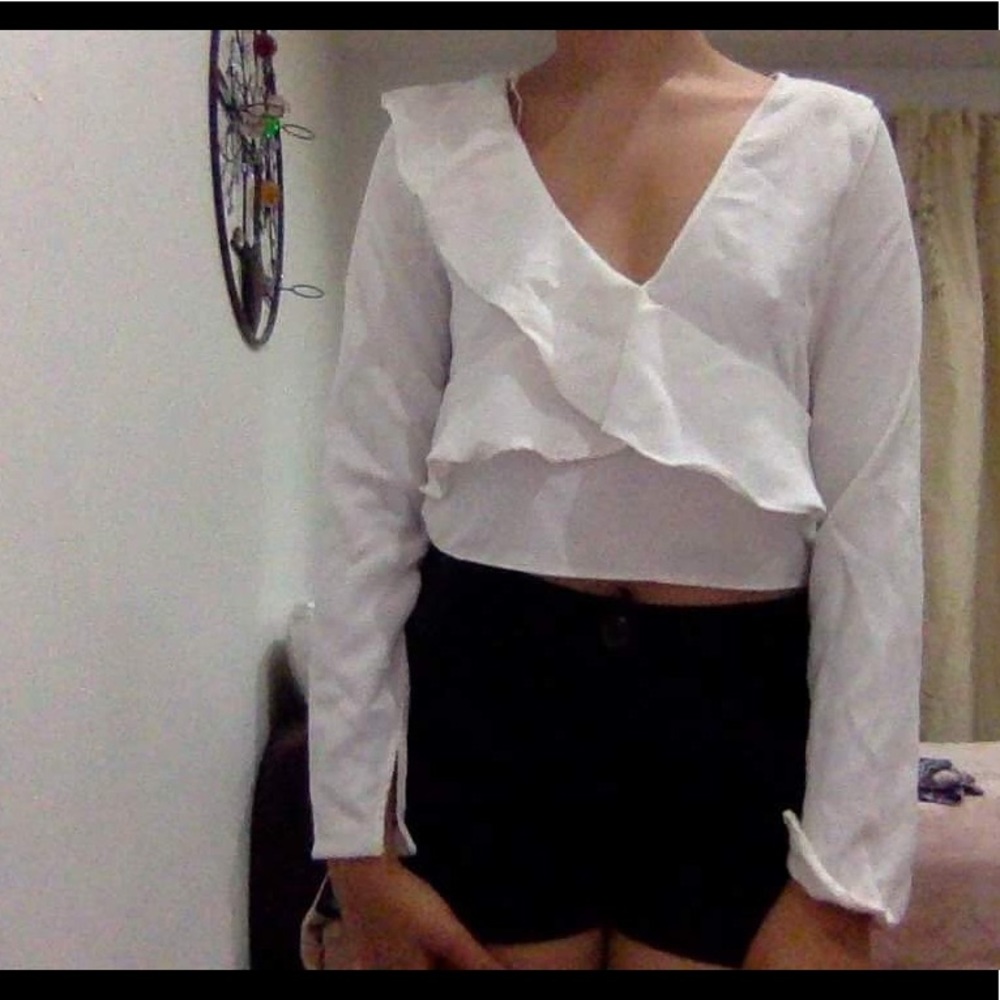 Ruffle top in off-white! BUNDLE ORDER: MIN 2 ONLY!