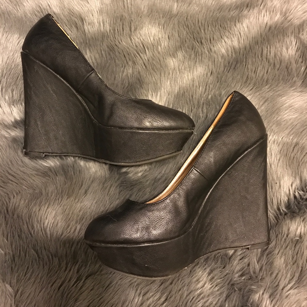 Black Wedge