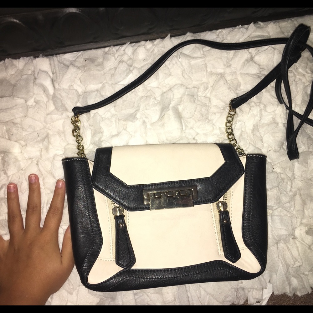 ✨Black and White Purse✨