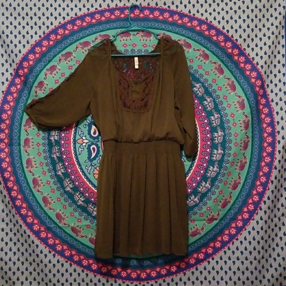 Stylish dress w/ lace accents