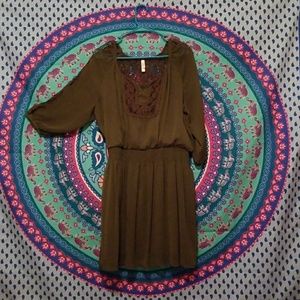 Stylish dress w/ lace accents