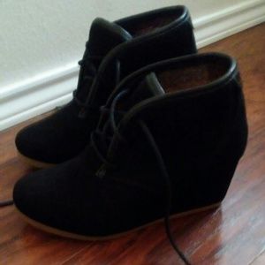 Black wedges