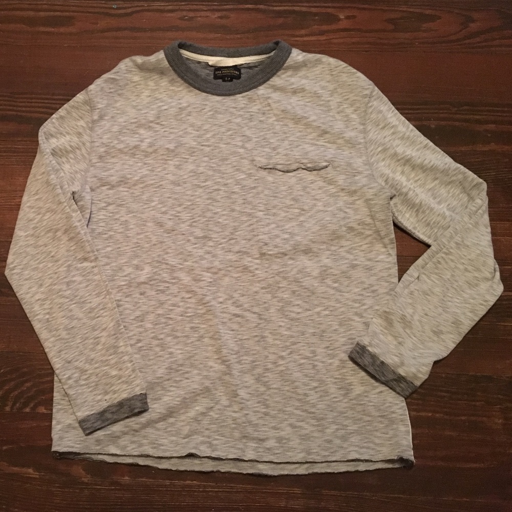 Lightweight long-sleeve light grey crewneck shirt