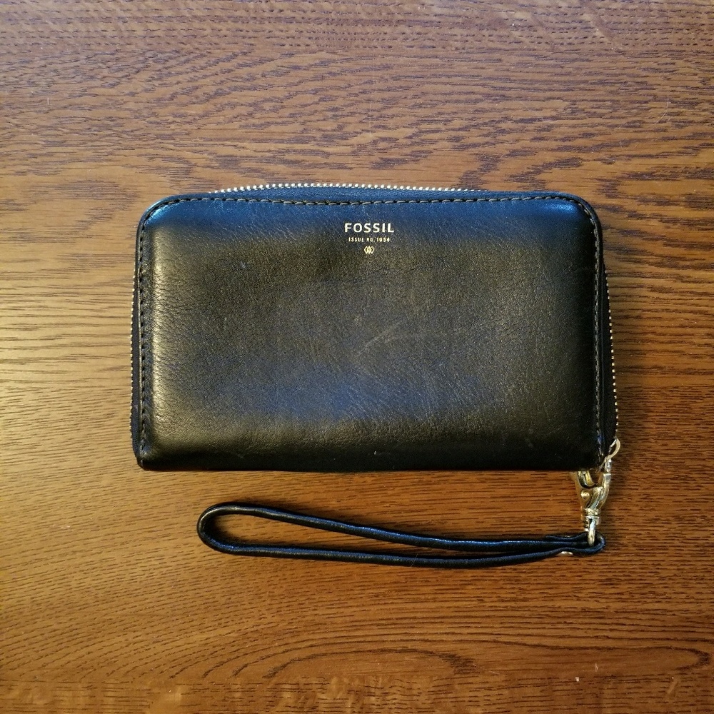 Black leather fossil wristlet wallet