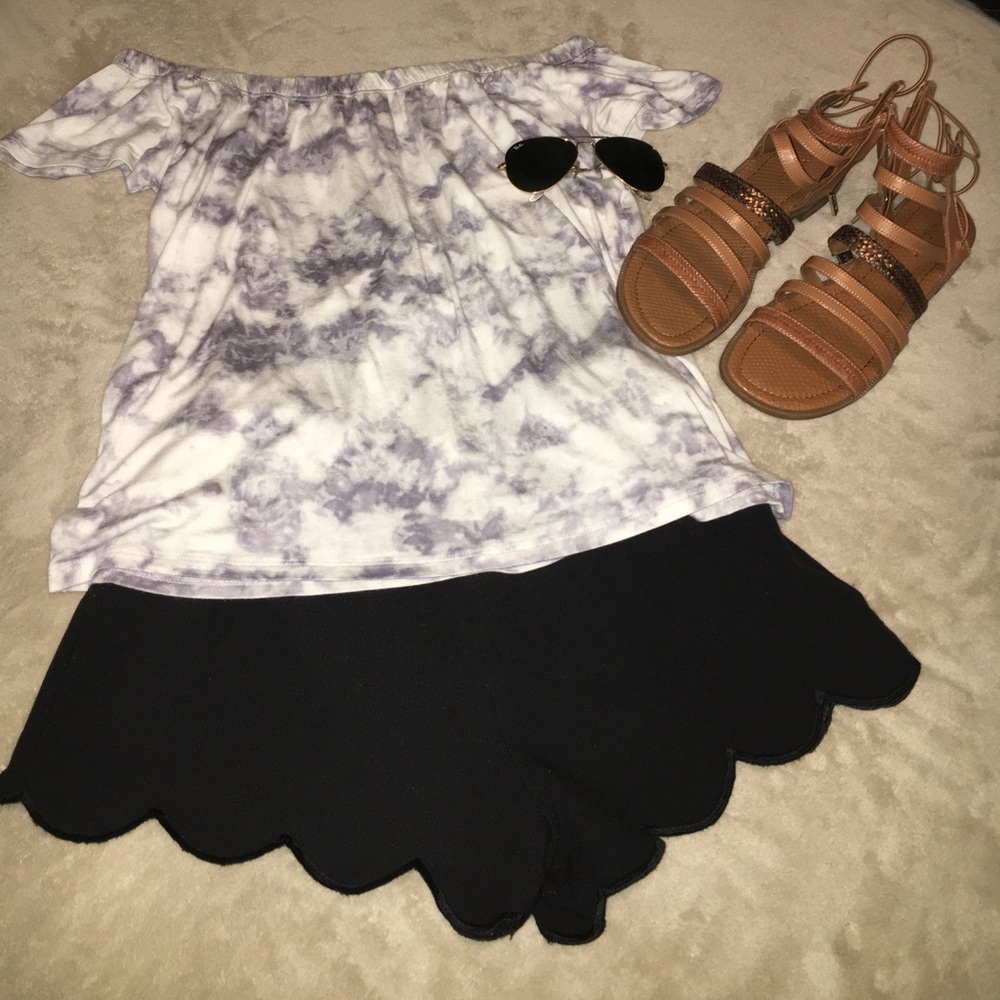 Super cute black scalloped, high waisted shorts 🖤