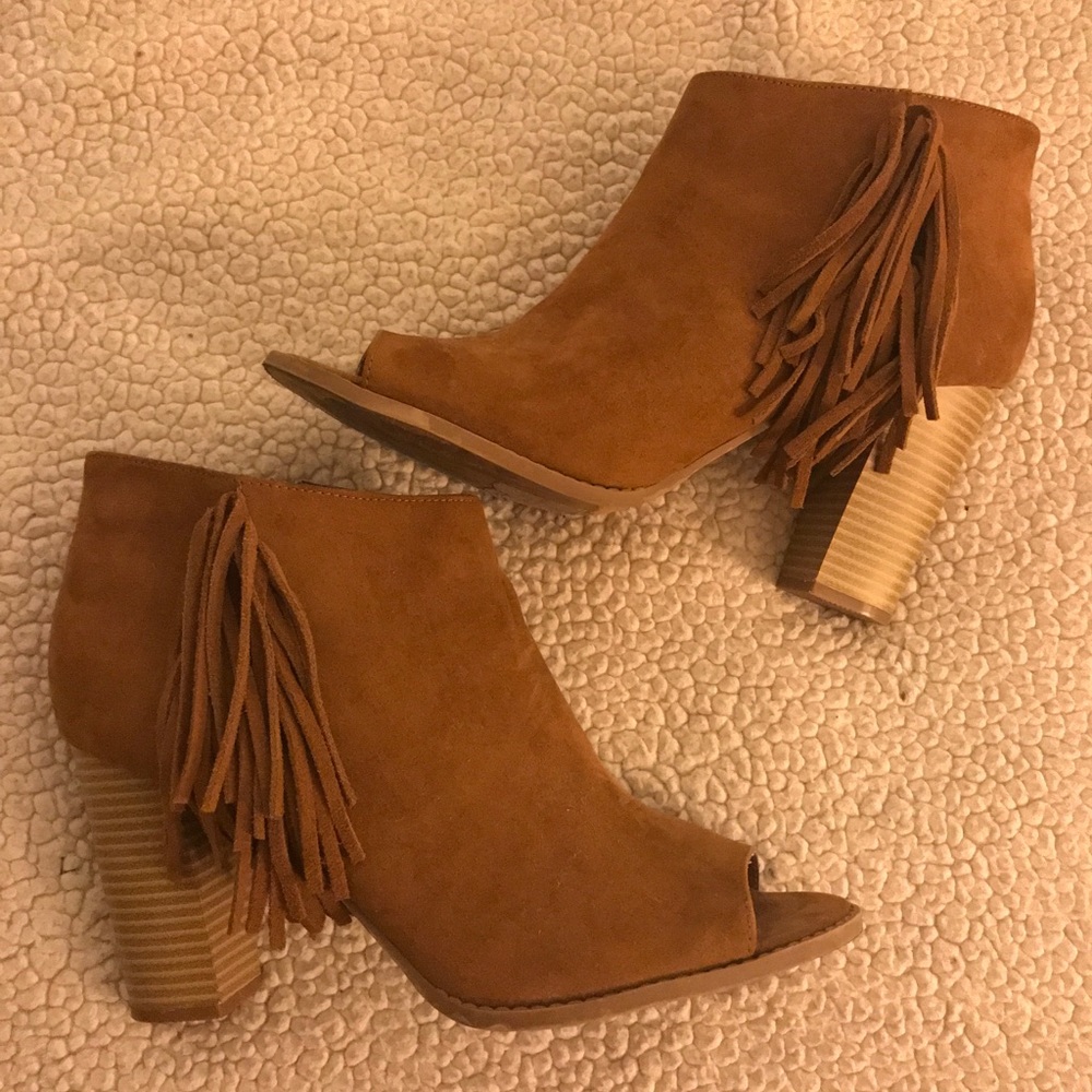 EXPRESS Fringe Booties• sz.10