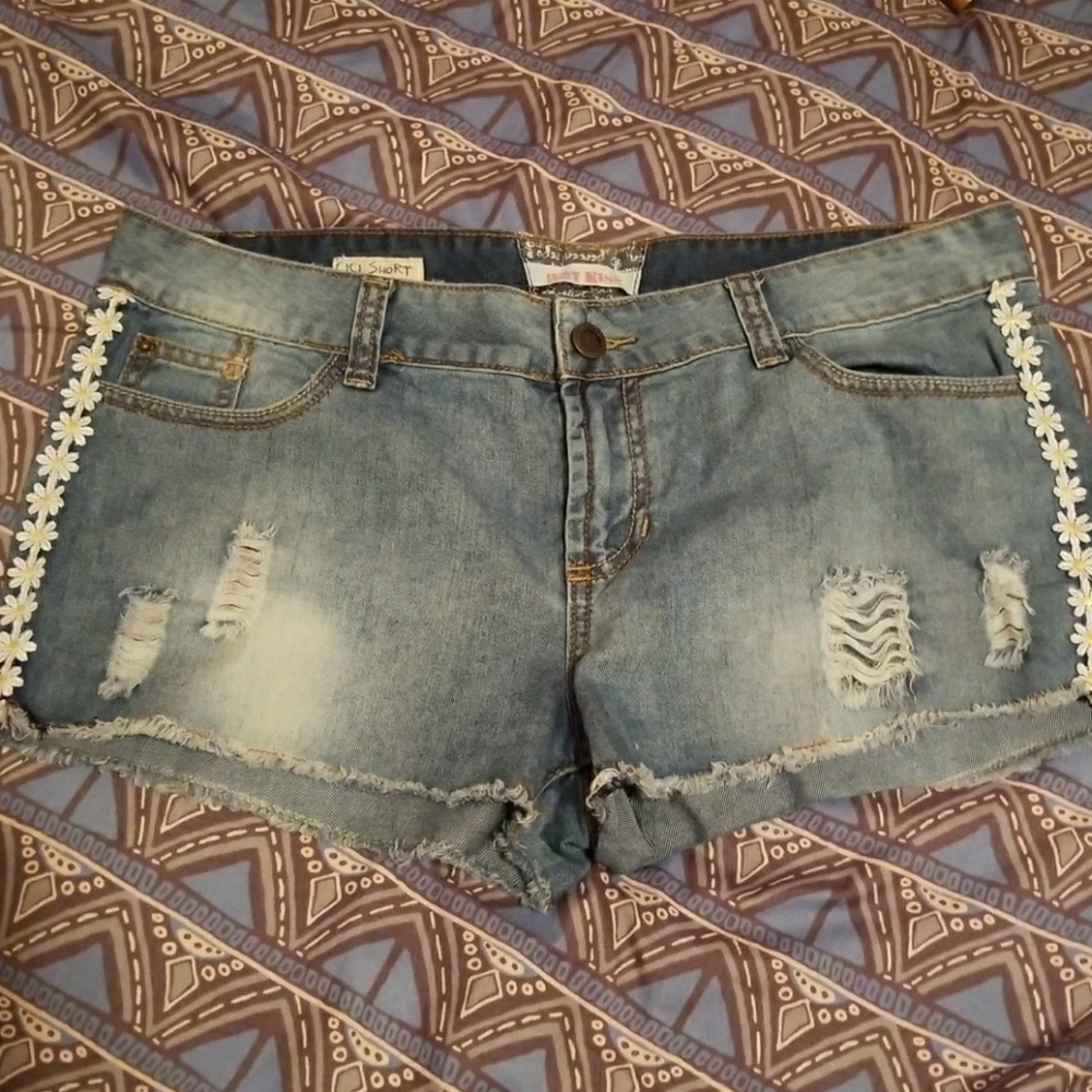 Daisy accent shorts ***out of season price***