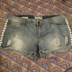 Daisy accent shorts ***out of season price***