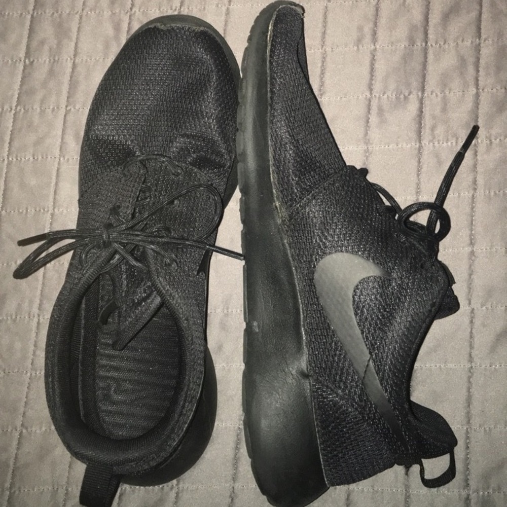 All Black Nike Rosches w 8.5